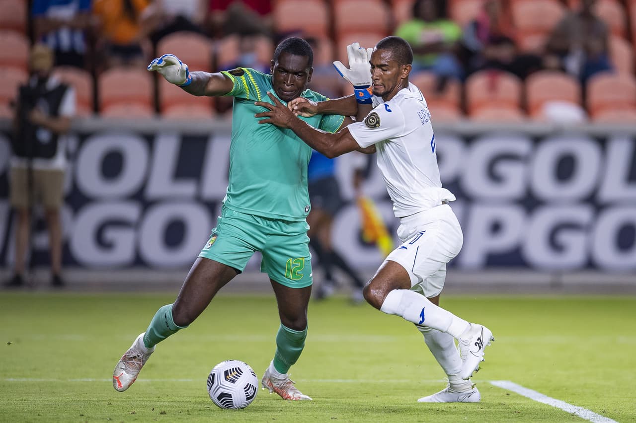 Cerca de la media, Charles-Cook, portero de Granada, cometió el 'oso' de la Copa Oro al intentar recortar al veterano Jerry Bengston.