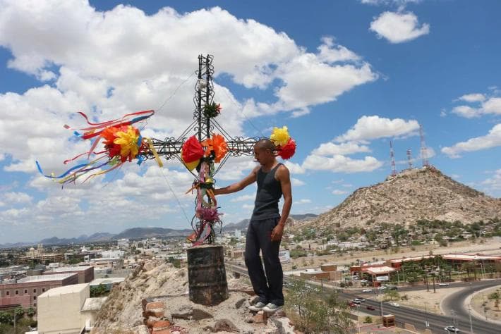 “La barca en que me iré lleva una cruz de olvido. Lleva una cruz de amor y en esa cruz sin ti me moriré de hastío”, es parte de la canción “Cruz de Olvido”, que interpretara Vicente Fernández, fervoroso creyente católico y quien antes de saltar a la fama se desempeñara como albañil entre otros oficios.