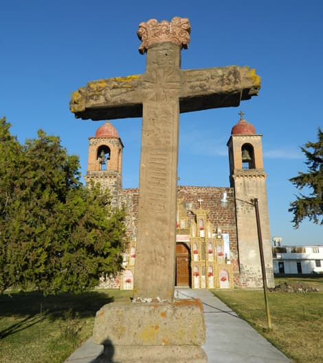 ‘En mi tumba pon la cruz que yo quería. Que sea negra, no la quiero de color porque negra, todo el tiempo fue mi suerte. Mujer traidora, ahí te dejo mi perdón’, son los versos de otro tema norteño llamado ‘Cruz Negra’ de Cadetes de Linares. | Cruz atrial del pueblo de San Pablo Huantepec, en el municipio de Jilotepec, Estado de México.