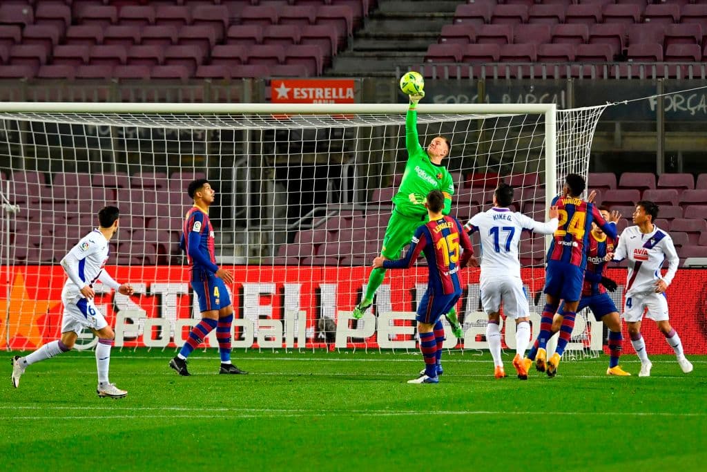 El Barcelona, sin Messi, iguala marcador ante el Eibar. Kike García le daba el triunfo a su equipo con gol al 57, pero fue Ousmane Dembelé quien salvó a los blaugranas y empató al minuto 67, durante la Jornada 16 de LaLiga.