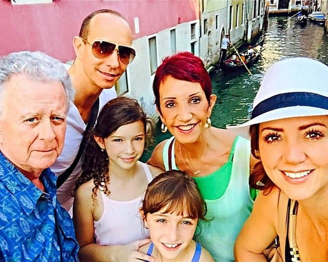 En octubre del 2015, así fue la foto de la celebración familiar del cumpleaños del papá de Andrea Legarreta.