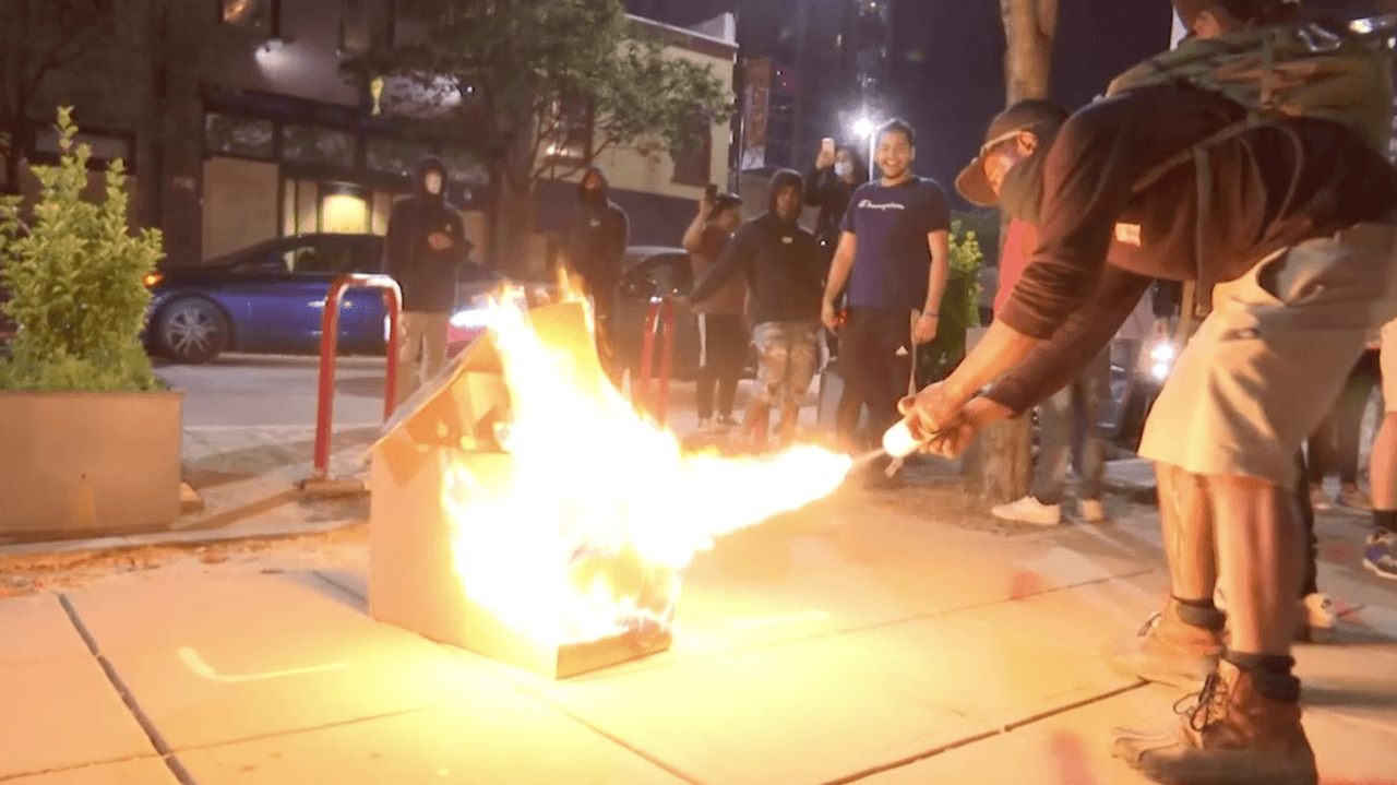 Decretan toque de queda en varias ciudades de Carolina del Norte tras disturbios por la muerte de George Floyd