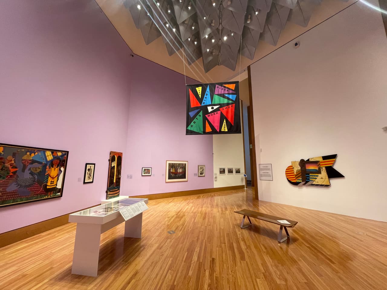 La exposición muestra el desarrollo de Coconut Grove a través de diferentes artistas que representan la diversidad del área usando diferentes materiales: madera, cerámica, telas, papel, y cristal.