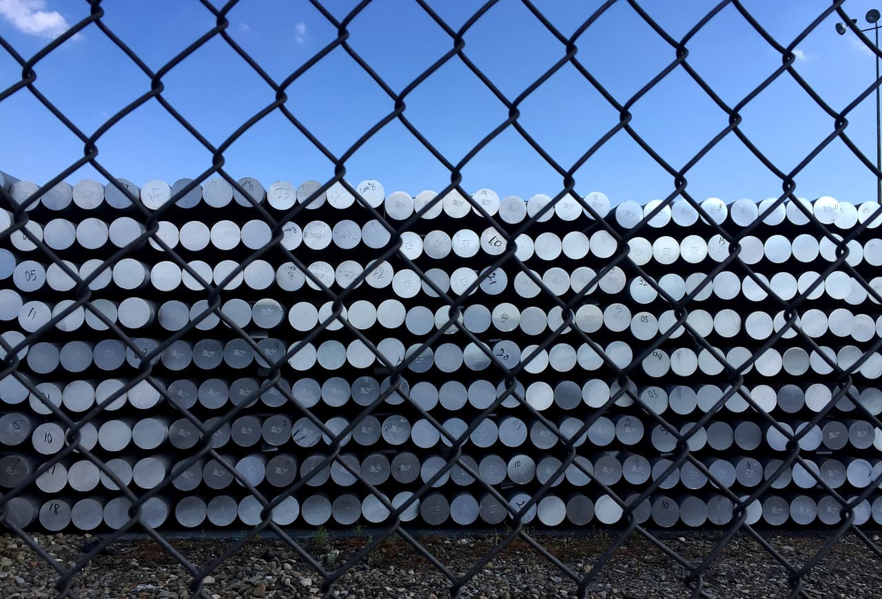 Material apilado de la empresa Astro Shapes, aledaña al parque industrial Castlo.