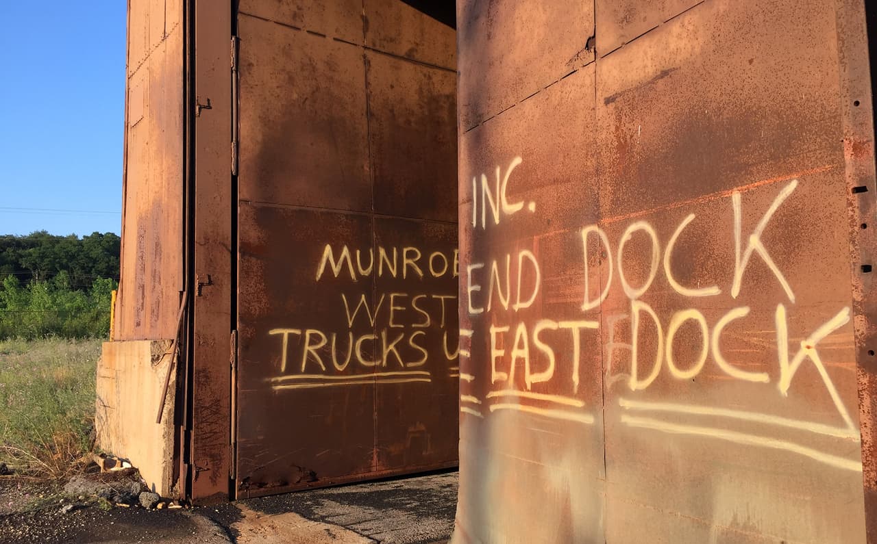 Pasando el parque industrial Casey hay un local de la empresa manufacturera Munroe Inc.