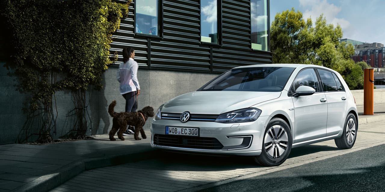 El Volkswagen e-Golf 2017 será el primer modelo de la familia Golf en mostrar los cambios introducidos en la Gama para 2017. Los cambios incluyen un nuevo parachoques , guardafangos, faros delanteros y luces de frenos LED.