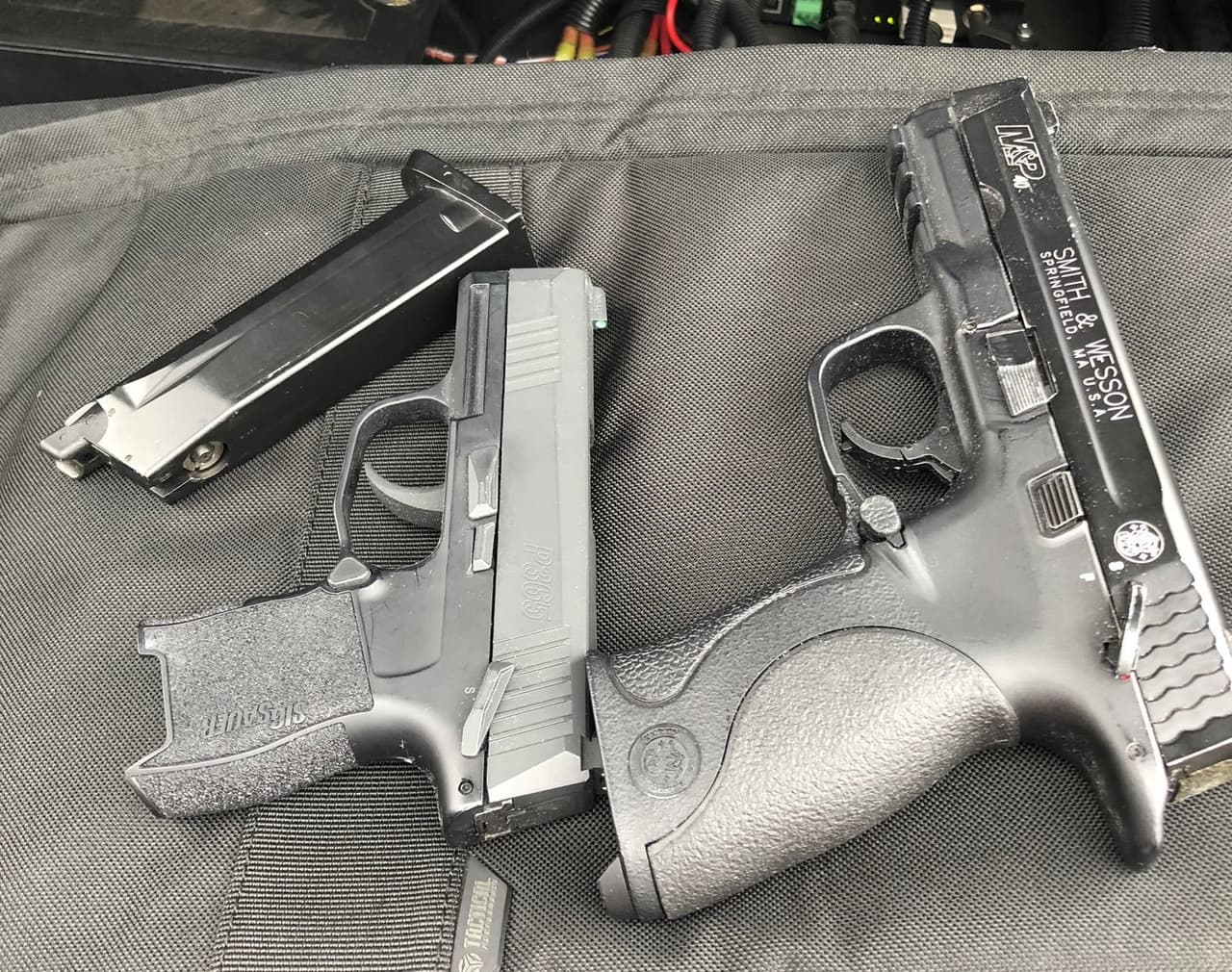 Decir o escribir: “yo voy a traer una pistola mañana” es un delito.