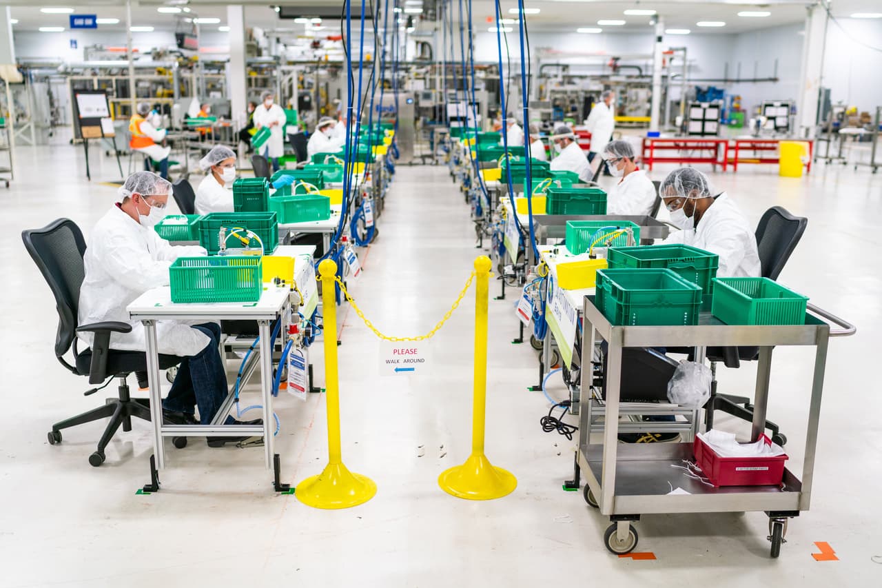 Trabajadores comienzan la preparación final para la fabricación de máscaras faciales de Nivel 1 en las instalaciones de General Motors en Warren, Michigan.