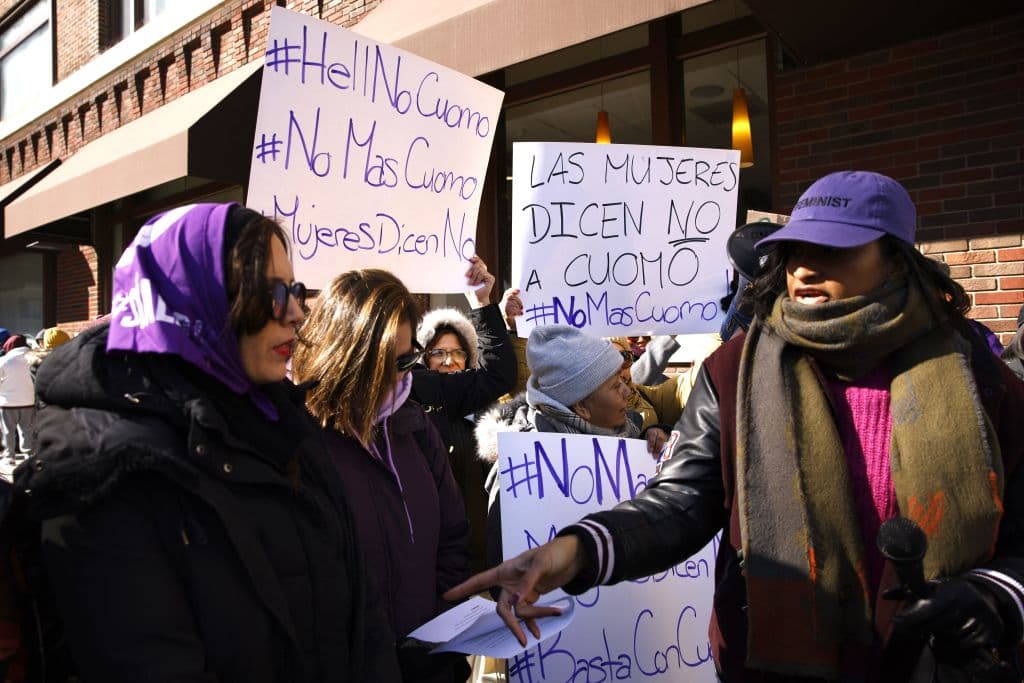 Las encuestas preliminares muestran que la opinión pública está dividida respecto a la candidatura de Cuomo. Mientras algunos votantes valoran su experiencia y logros como gobernador, especialmente durante la pandemia, otros consideran que sus acciones pasadas lo descalifican para ocupar un cargo de liderazgo en la ciudad. Analistas políticos señalan que el manejo de esta controversia será crucial para determinar si Cuomo puede superar su pasado y convencer a los neoyorquinos de que merece una segunda oportunidad en la política.