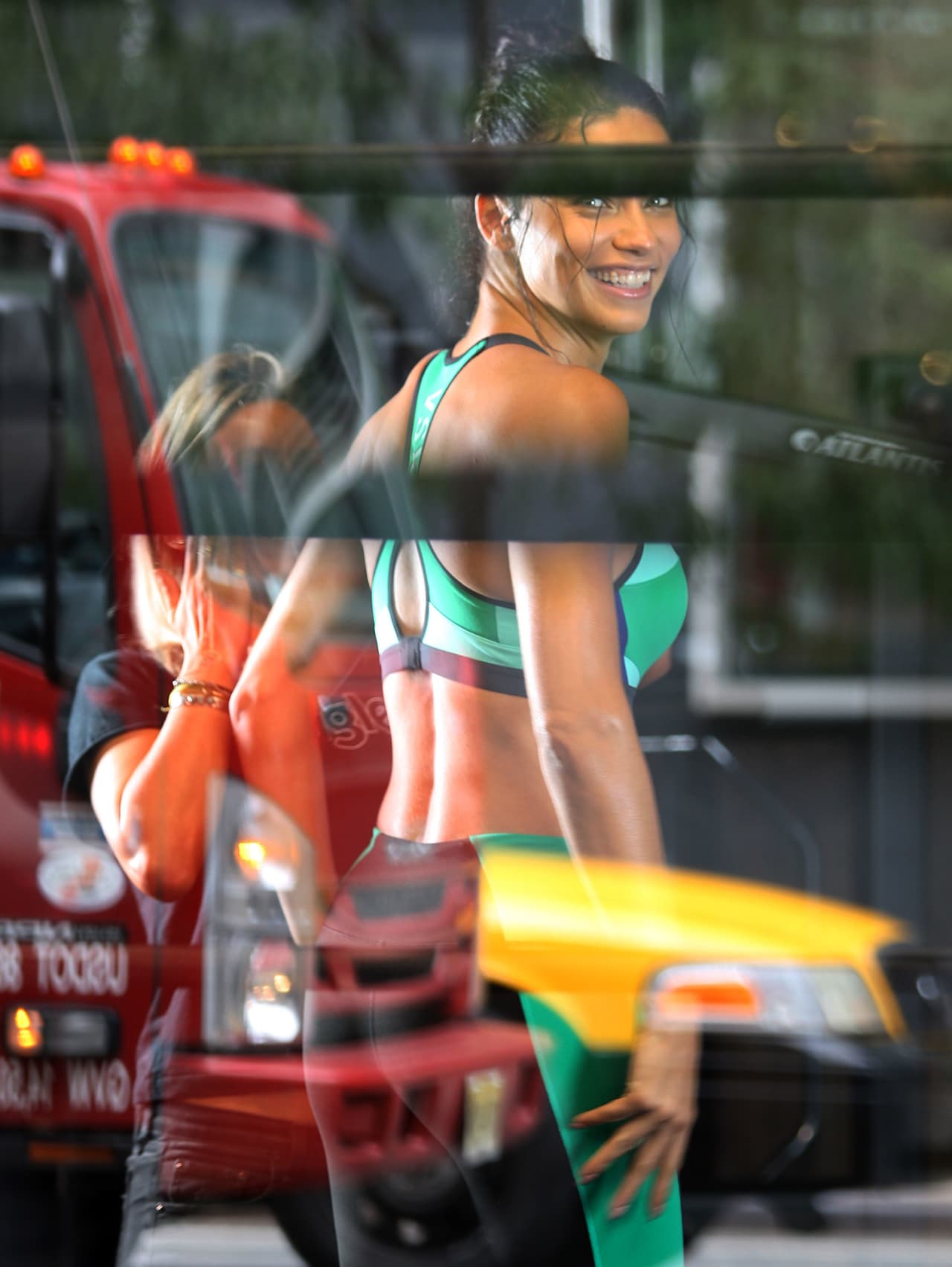 Encontramos a Adriana Lima dándole con todo al gym en Nueva York.