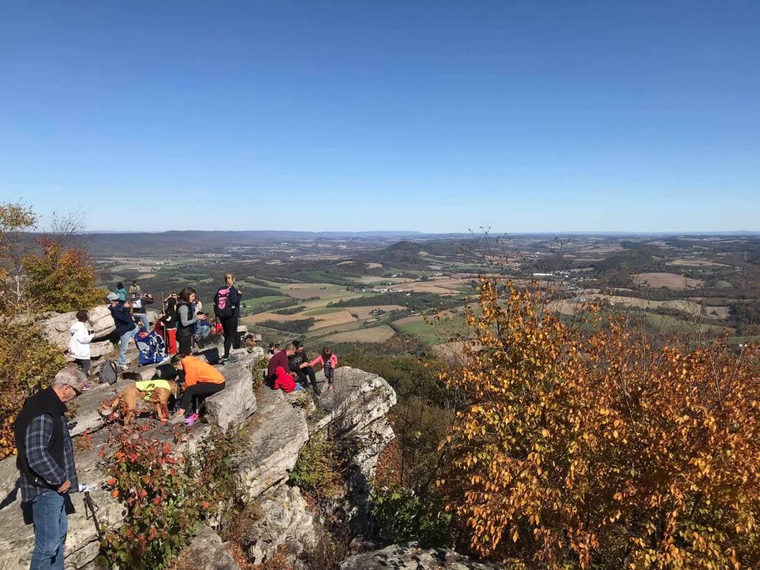 <b><a href="https://www.lancasterconservancy.org/preserves/pinnacle-scenic-overlook/">Número 9: Pinnacle Overlook</a></b>. Pinnacle Scenic Overlook Nature Preserve brinda a los visitantes una vista espectacular desde el mirador panorámico y ofrece más de 2.76 millas de red moderada y difícil de senderos para caminatas que brindan senderos de ida y vuelta, cortos, de día y de diferentes longitudes.