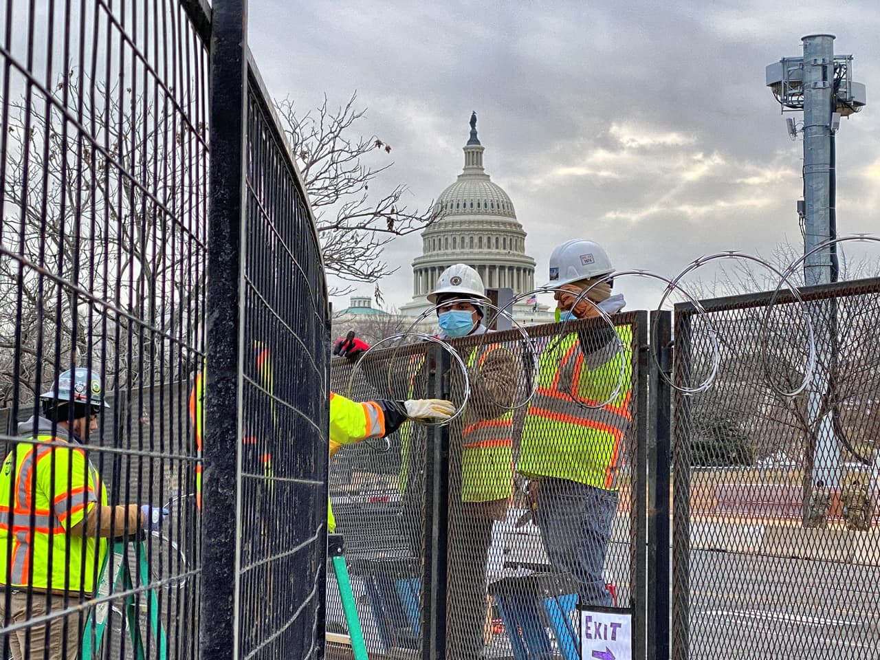Según el reporte de Edwin Pitti, corresponsal de Univision en Washington DC, la seguridad en los predios del Capitolio empezó con barricadas de concreto, luego cercas de acero de 8 pies de altura, después más cercas de 10 pies, y a dos días de la toma de posesión de Biden están siendo reforzadas con alambres de púa.