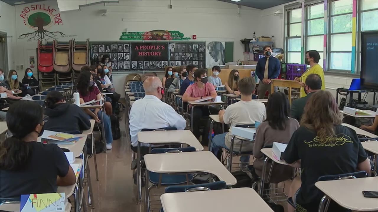 Los aprendizajes que deja el primer día de clases presenciales en escuelas públicas de Los Ángeles