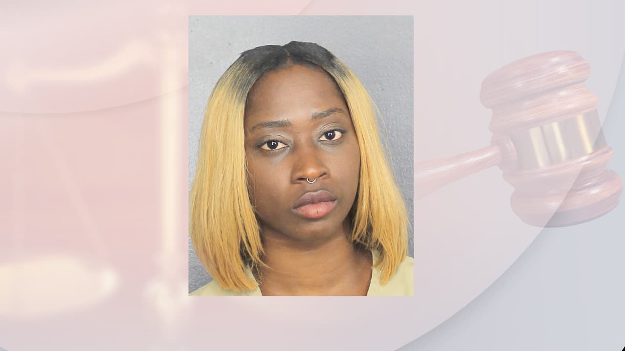 Deja a su hija de 3 años sola en el auto mientras va un club nudista  