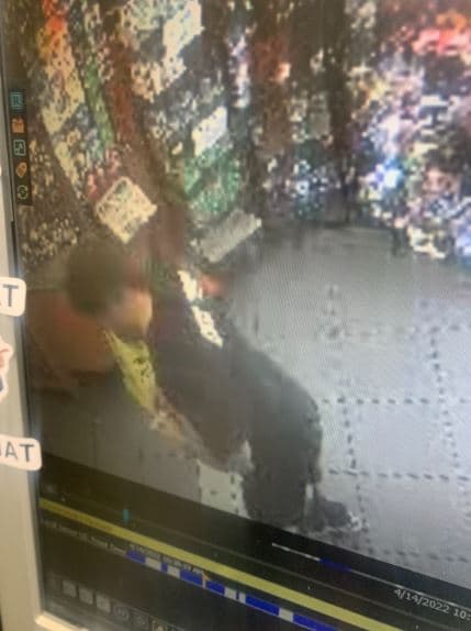 Cowan vestía un sombrero negro, una camisa blanca y pantalones cortos negros. Tiene tatuajes en el cuello y puede estar herido.