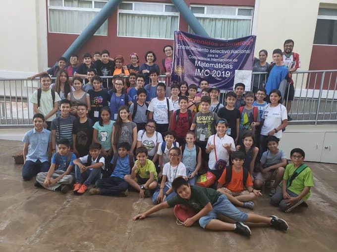 “México tiene el compromiso de participar en la IMC que se realizará en Sudáfrica, pero no hemos conseguido recursos para pagar los boletos de avión, que suben de precio cada día”, señaló la doctora Luz de Teresa Oteyza, presidenta de la Sociedad Matemática Mexicana, en entrevista para el portal 
<a href="https://www.animalpolitico.com/2019/05/sociedad-matematica-mexicana-busca-fondos-para-enviar-a-jovenes-a-olimpiada-en-sudafrica/" target="_blank">Animal Político</a>.