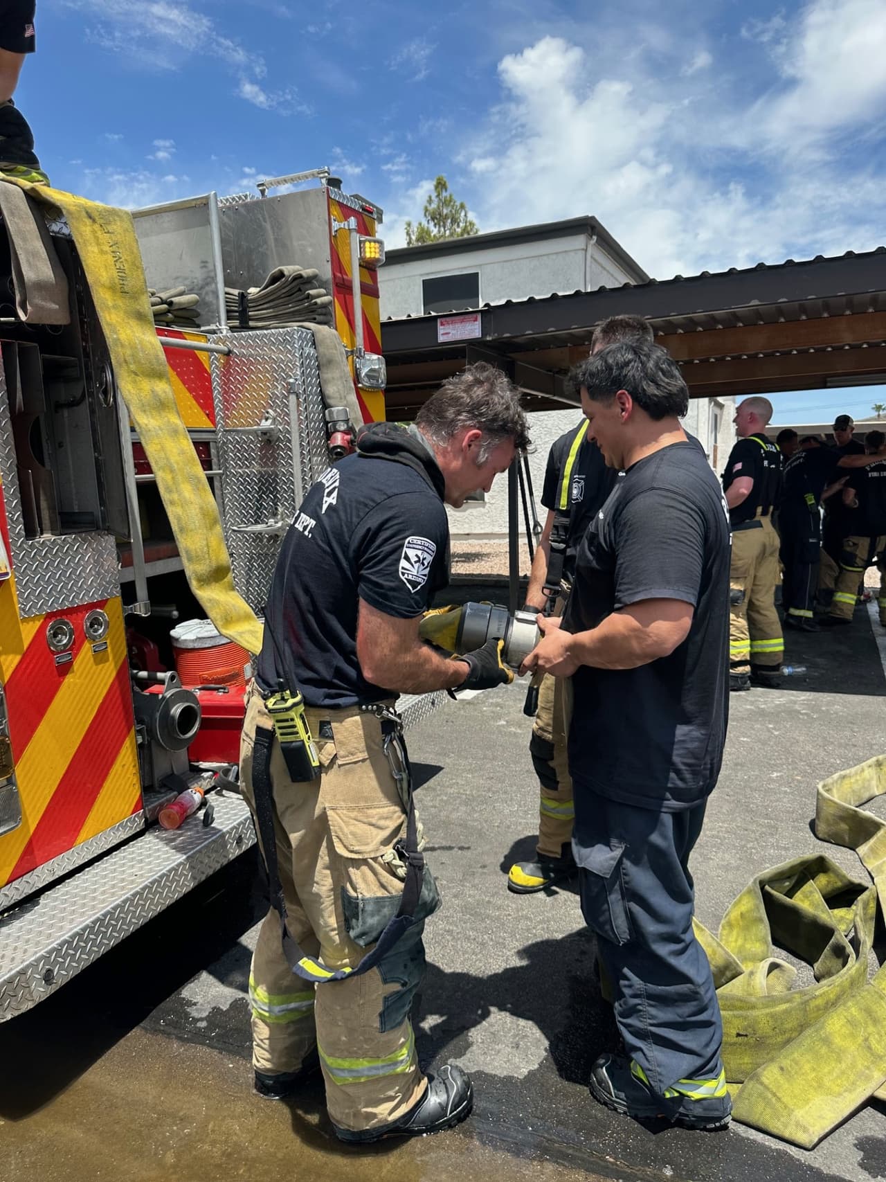 De inmediato los rescatistas colocaron líneas de suministro y mangueras para atacar el fuego y así poder evitar que siguiera causando daño al edificio.