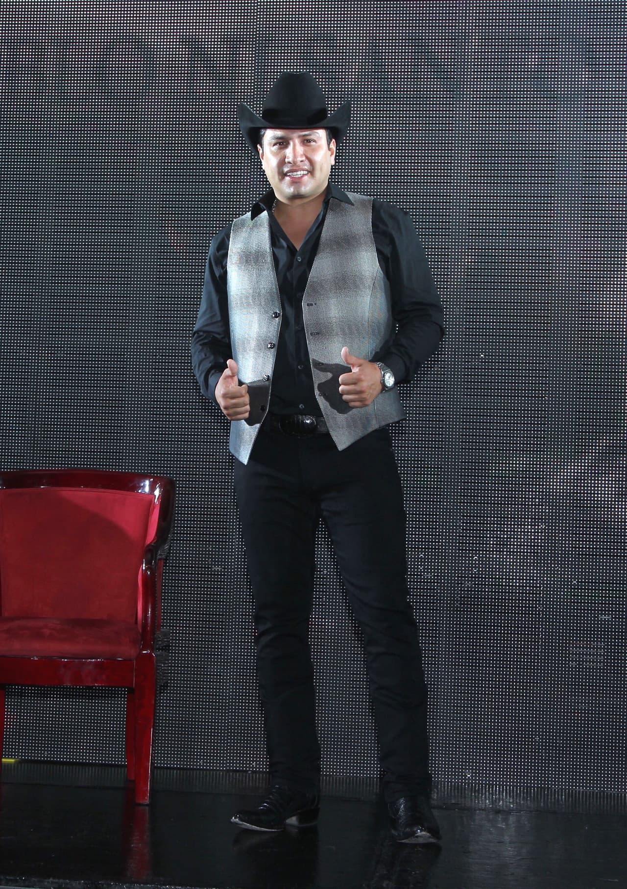 Sin saber con plena certeza si es niño o niña,
<b> <a href="https://www.univision.com/famosos/julion-alvarez-lleva-un-mes-desde-que-dejo-el-alcohol-y-esto-es-lo-que-ha-logrado-fotos">Julión Álvarez</a></b> ya tiene el nombre que le pondrá a su segundo bebé.