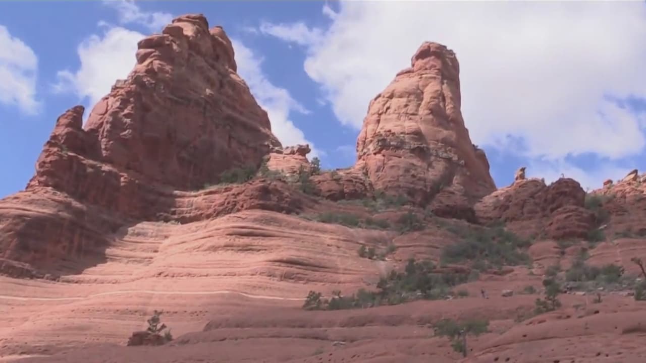 <h3 class="cms-H3-H3"><i><a href="https://www.univision.com/local/arizona-ktvw/explorando-arizona-el-parque-red-rock-es-un-lugar-perfecto-para-practicar-senderismo-y-otros-deportes-video">El parque Red Rock </a></i></h3>
<br>En este lugar hay cientos de veredas donde los visitantes pueden practicar ciclismo de montaña, senderismo y recorrer algunas en vehículos 4x4.