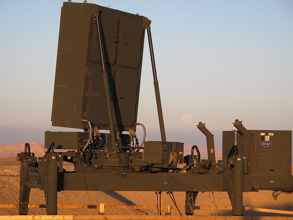 La estructura en la imagen es
<b>un radar que detecta y rastrea los cohetes que fueron disparados</b>. La primera vez que se utilizó el sistema, diseñado por la compañía Rafael Advanced Defense System LTD, fue en abril de 2011 en la ciudad de Ashkelon cuando milicianos palestinos lanzaron un ataque contra territorio israelí.