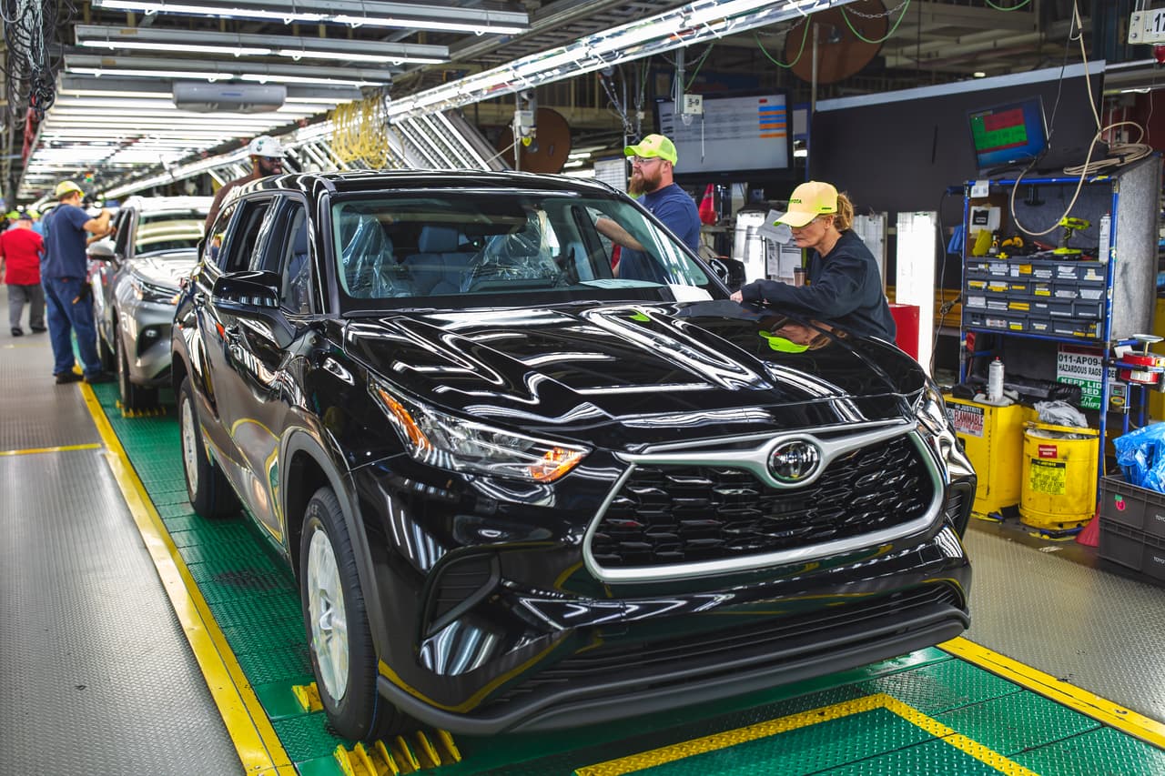 <h3 class="cms-H3-H3"><b>Toyota</b></h3>
<br>
<br>Toyota planea reanudar gradualmente sus operaciones en Norteamérica a partir del lunes, 4 de mayo. Según el fabricante, esto se llevará a cabo de conformidad con las ordenanzas locales y estatales donde están ubicadas sus instalaciones.