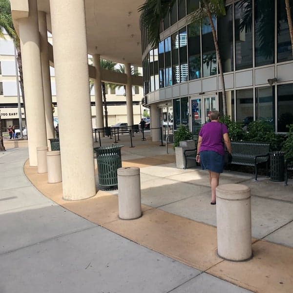 La
<b> James J. Lunsford Law Library</b> se estableció en 1937 y ha ocupado cinco ubicaciones durante su historia: su ubicación original estaba en Old Courthouse en la esquina de Franklin y Lafayette (ahora Kennedy). En julio de 2008, la biblioteca se mudó una vez más a su hogar actual, en el antiguo edificio del juzgado 
<a href="https://www.facebook.com/JamesJLunsfordLawLibrary/ " target="_blank">ubicado</a> en el 701 de la calle E. Twiggs.
<br>
<br>La biblioteca está dedicada a proporcionar un lugar para que el público y usuarios dedicados a las leyes y la abogacía encuentren materiales de origen relevantes para la investigación legal. Hay computadoras con acceso a Internet y procesadores de texto disponibles. Acceso WiFi, fotocopiadoras, impresoras y Patron Access Westlaw también.
<br>
<br>Está abierta de lunes a sábado de 8 de la mañana a 5 de la tarde. Su teléfono es el 813-272-5818.