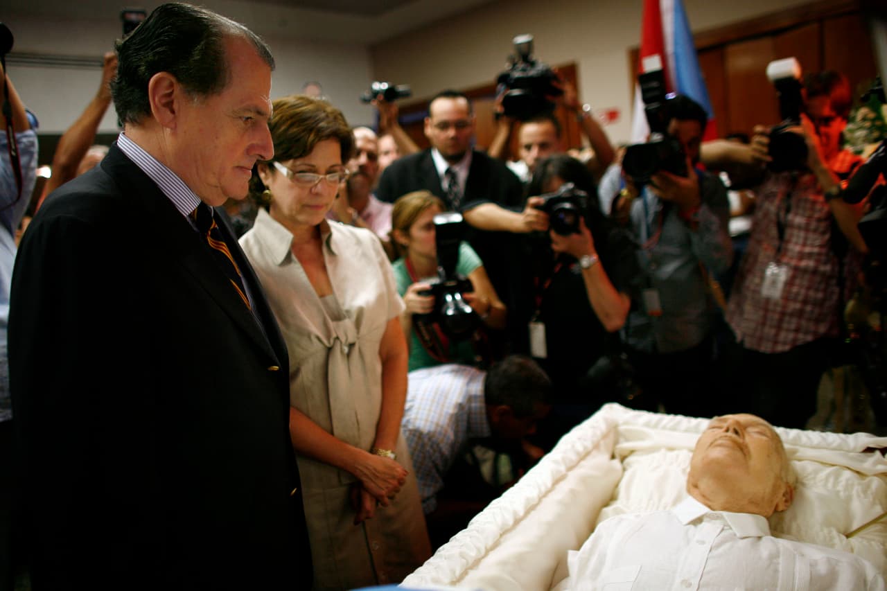 10 de septiembre de 2010. Rafael Hernández Colón muestra sus respetos al líder independentista Juan Mari Bras durante su funeral en San Juan. Mari Bras renunció a la ciudadanía estadounidense.
<br>