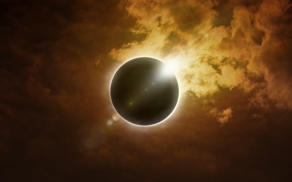 Junio llega con dos eclipses, uno de Luna el día 5 en el signo de Sagitario y otro de Sol el día 21 en el signo de Cáncer, un regalo cósmico para ese signo de agua en su inicio de ciclo de cumpleaños.
<br>