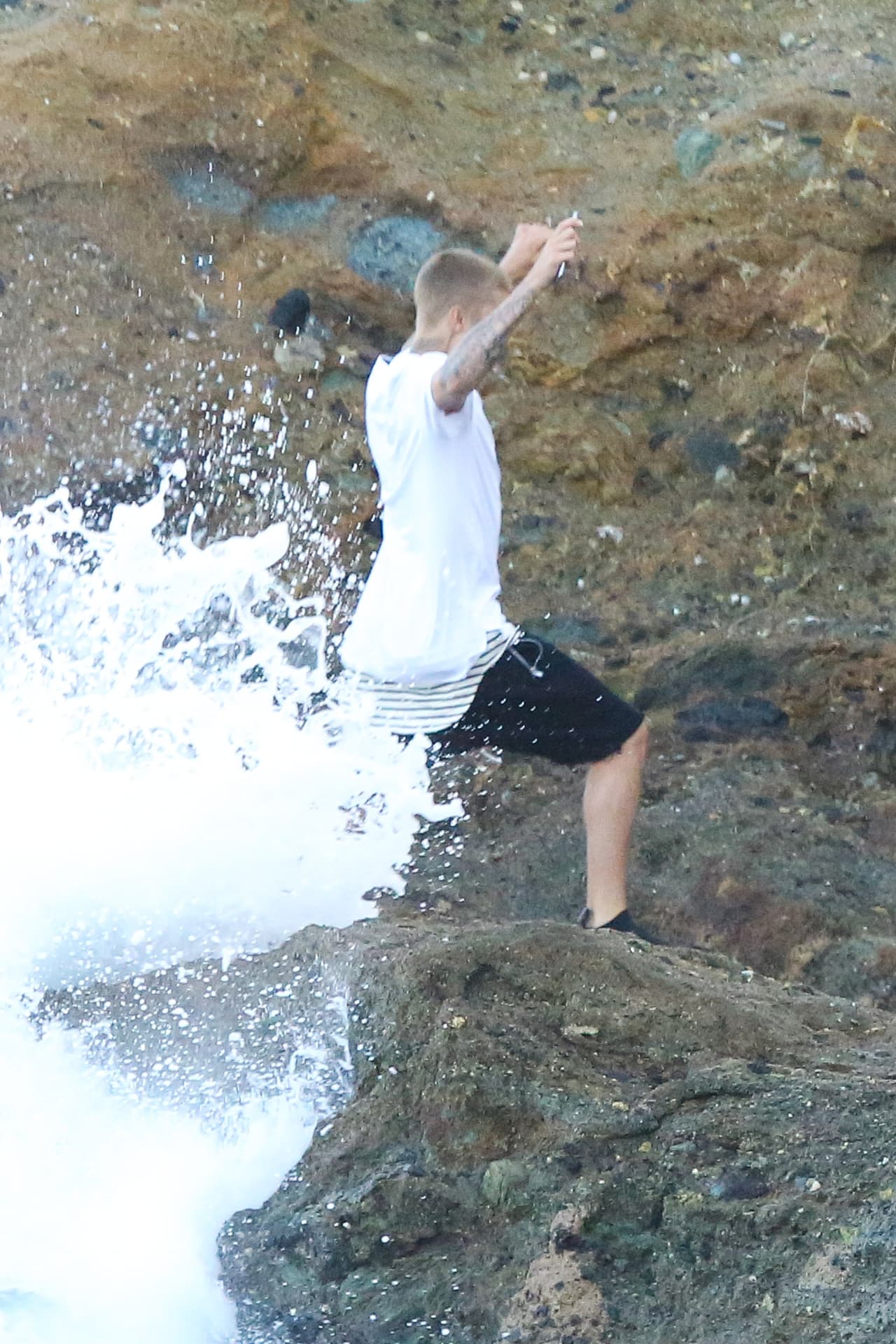 Y aunque quiso ganarle a la ola, ¡quedó empapado!