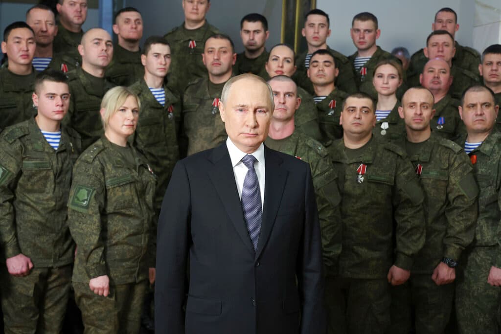 Vladimir Putin habla en su mensaje televisado anual de Año Nuevo en la víspera de Año Nuevo después de una ceremonia durante su visita a la sede del Distrito Militar del Sur, en un lugar desconocido en Rusia, el sábado 31 de diciembre de 2022.