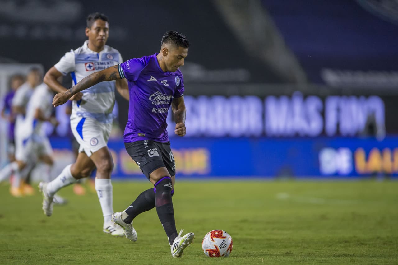 Los cementeros trataban de emparejar los cartones, pero Mazatlán no bajaba la guardia.