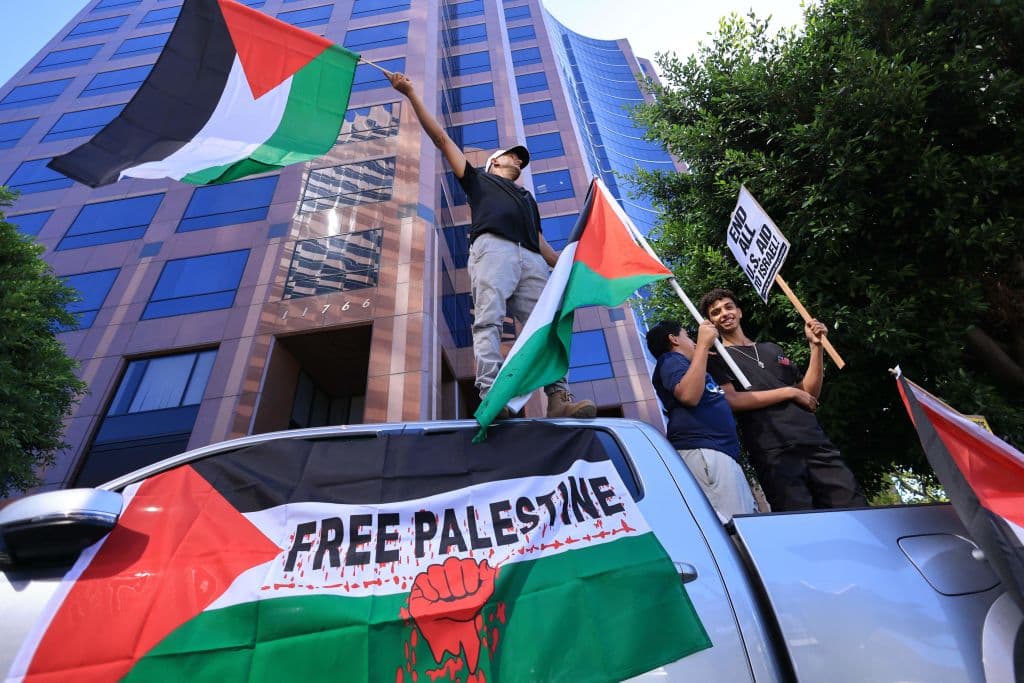 Desde Los Ángeles, California, miles de corazones se solidarizaron con la situación, exigiendo un alto al fuego por el bien de los millones de civiles que se están afectando.