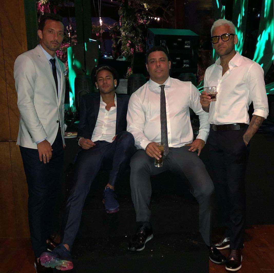 Y no podrás creerlo, pero la selección brasileña también estuvo presente. Durante sus días de descanso, los futbolistas Neymar y Dani Alves aprovecharon la noche para ir a divertirse un rato antes de su partido contra Chile.