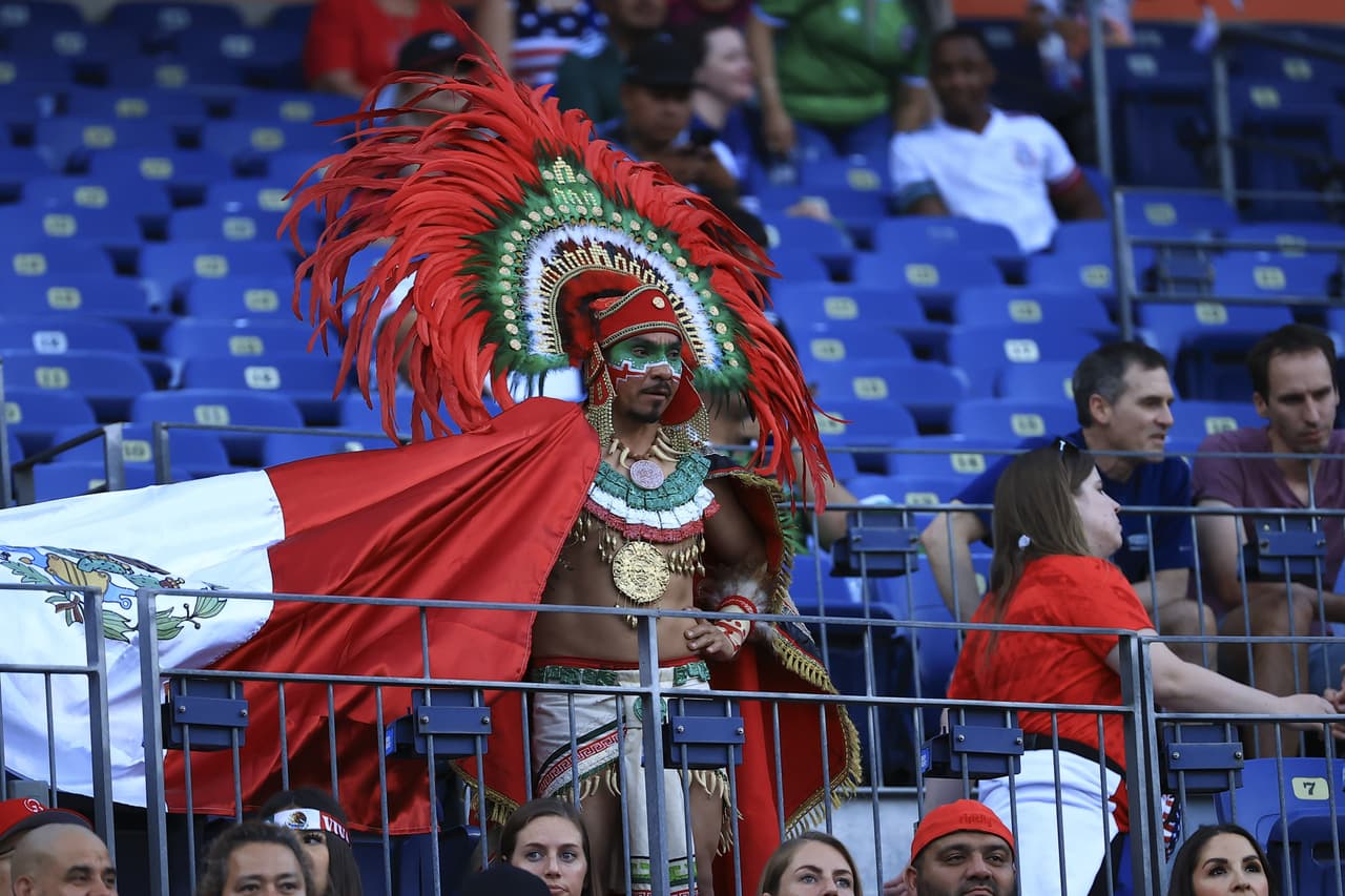 Mexicanos y costarricenses apoyan a sus selecciones en el duelo de semifinales entre el Tri y los Ticos.