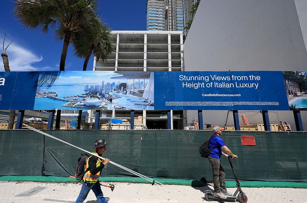 “El mercado inmobiliario en el sur de Florida sin duda tiene más inventario disponible en comparación a los años 2023 y 2024”,
<a href="https://www.univision.com/local/miami-wltv/medidas-migratorias-comienzan-afectar-mercado-inmobiliario-sur-de-florida" target="_blank">señaló Marlene Llamas León, experta y agente de bienes raíces. </a>