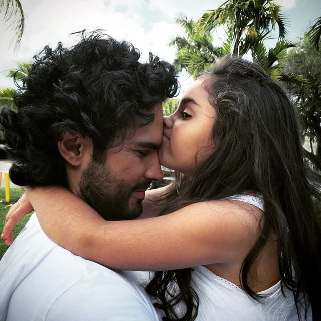 Fabián Ríos. Irradia amor por su hija Lucia y nosotros le damos una palomita por ser un papá sexy y amoroso.