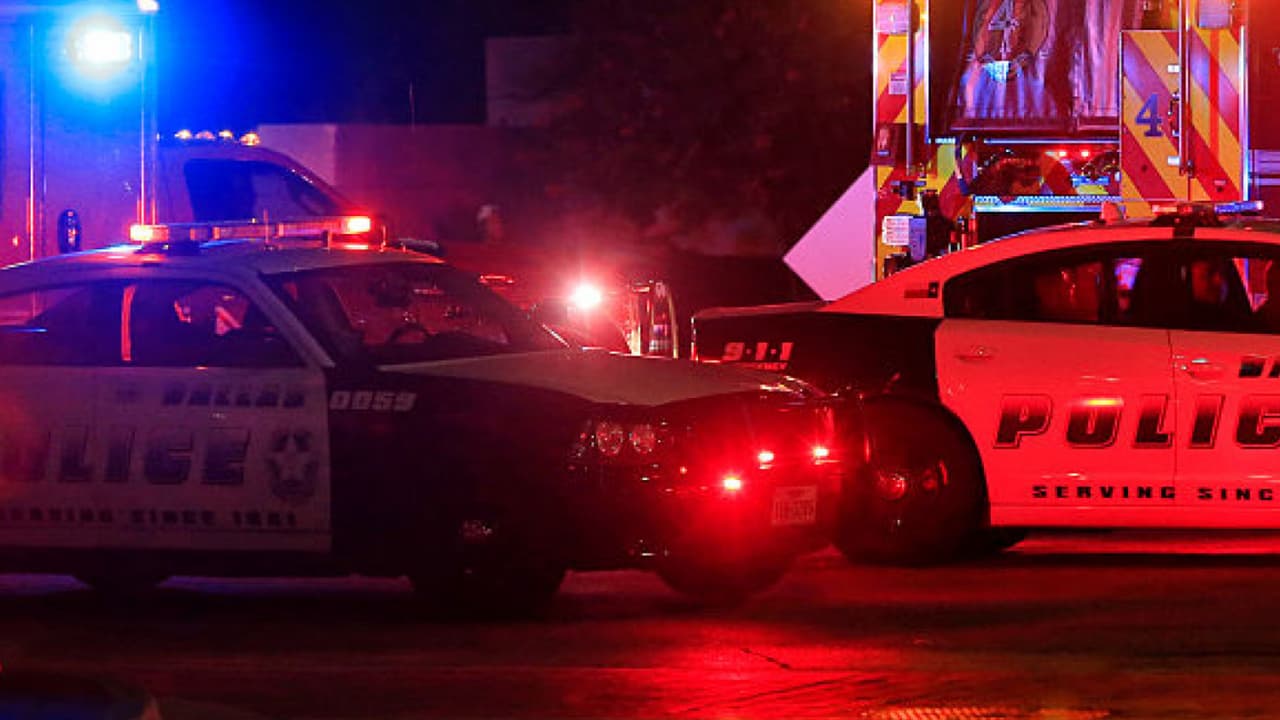 Las lluvias y las acumulaciones en las carreteras se convirtieron en un desafío para los conductores y las autoridades en el área de Dallas. La policía de Irving confirmó que desde la medianoche y hasta la mañana de este jueves ocurrieron 31 incidentes vehiculares. Por su parte, la policía de la ciudad de Dallas indicó que hasta las 8:30 am habían ocurrido 103 accidentes graves en las calles.