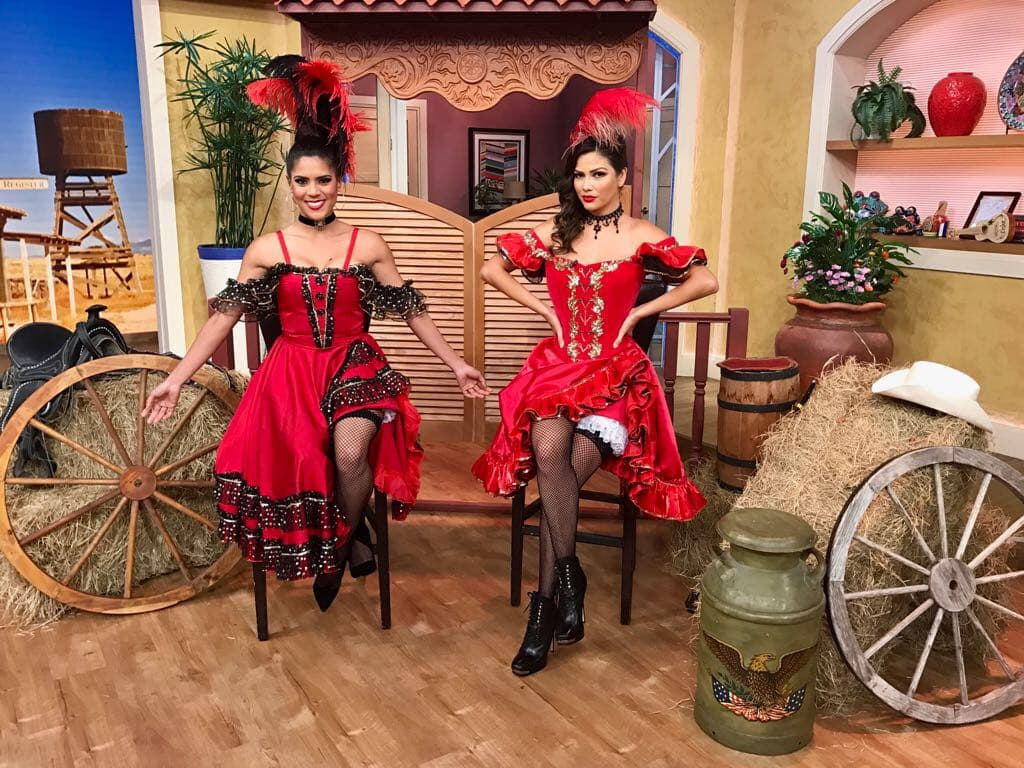 Este par de bellas bailarinas de can-can te dan la bienvenida al salón de baile de Despierta América.
