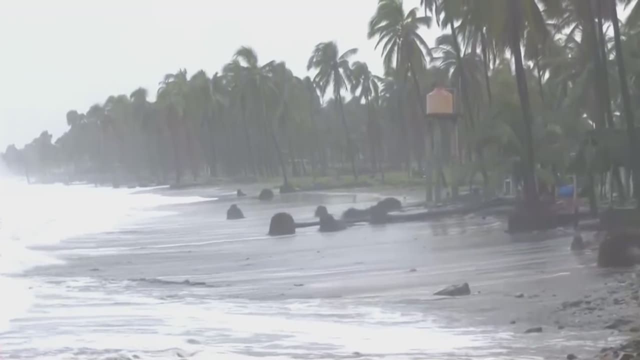 Efectos del huracán Simon golpean el puerto de Lázaro Cárdenas, México: suspenden clases y actividades turísticas