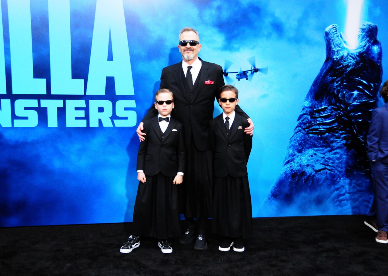 En octubre pasado, la expareja del artista lo encaró en los juzgados españoles para que reconociera la filiación como hermanos de los cuatro niños que tuvieron, pero perdió la batalla. Miguel Bosé vive con 
<b><a href="https://www.univision.com/entretenimiento/chismes/miguel-bose-no-tiene-dos-hijos-sino-cuatro" target="_blank">sus mellizos Diego y Tadeo</a></b> en México. 
<br>