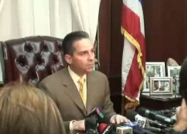 En el 2008 fue arrestado por el FBI y posteriormente acusado con 21 cargos de fraude y conspiración.