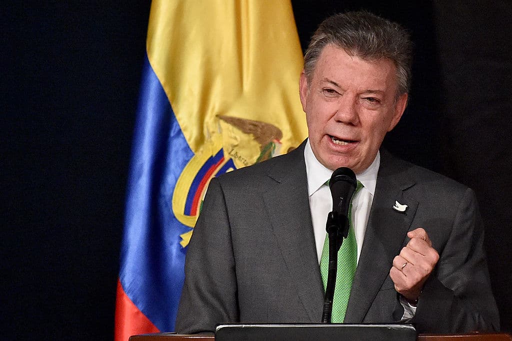 Santos anuncia cese el fuego definitivo con las FARC 