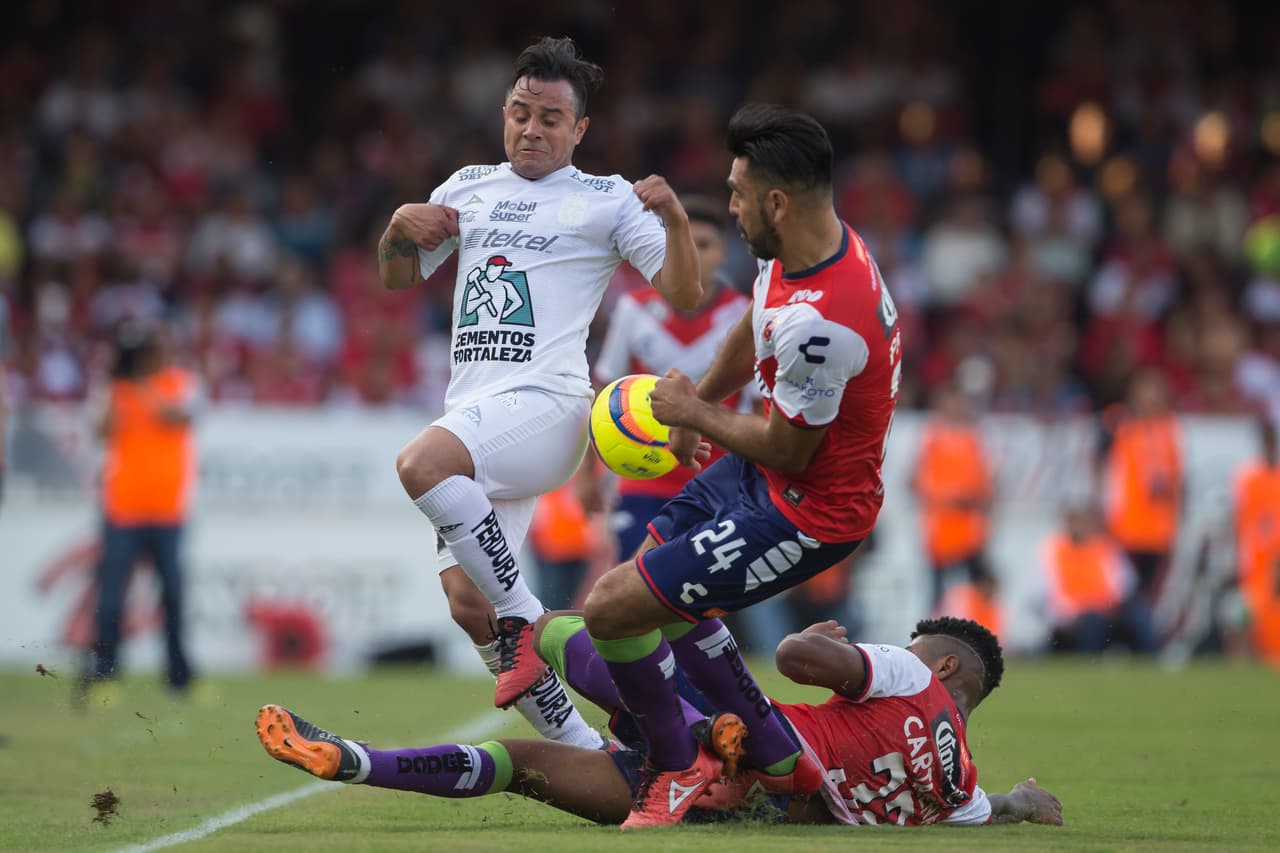 El partido fue parejo en principio y los ocales controlaron el ímpetu del visitante.