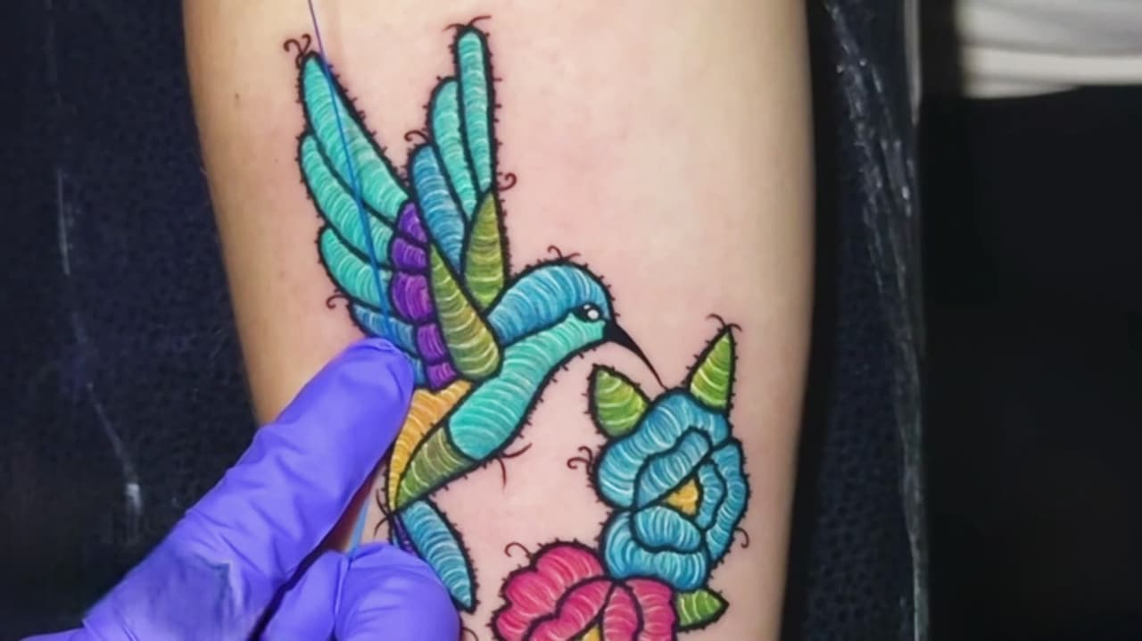 Tatuadora mexicana impacta en redes sociales con sus diseños que parecen ser bordados a mano