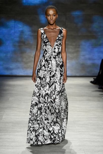 El blanco y el negro, combinados o separados, también predominaron en las pasarelas. Busca combinar estos colores con los estampados florales y tendrás el 'look' perfecto, muy al estilo Lela Rose.