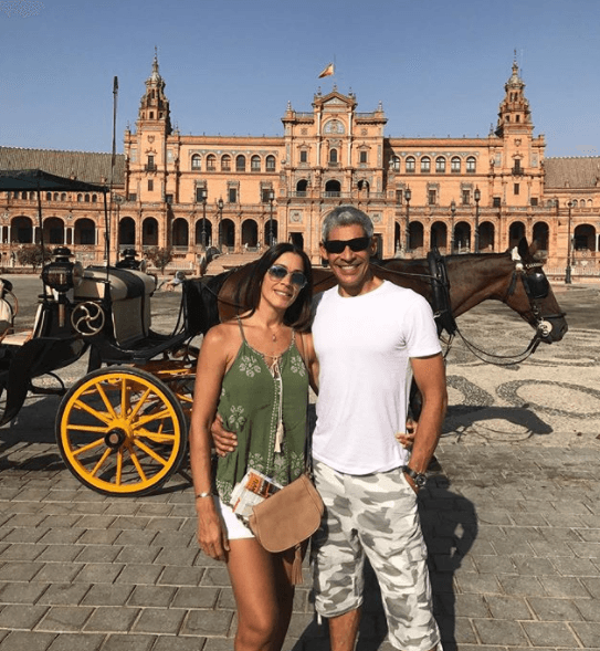 Y aquí los vemos en la Plaza de España. No cabe duda que Johnny y Sandy disfrutaron de este bello recorrido juntos.