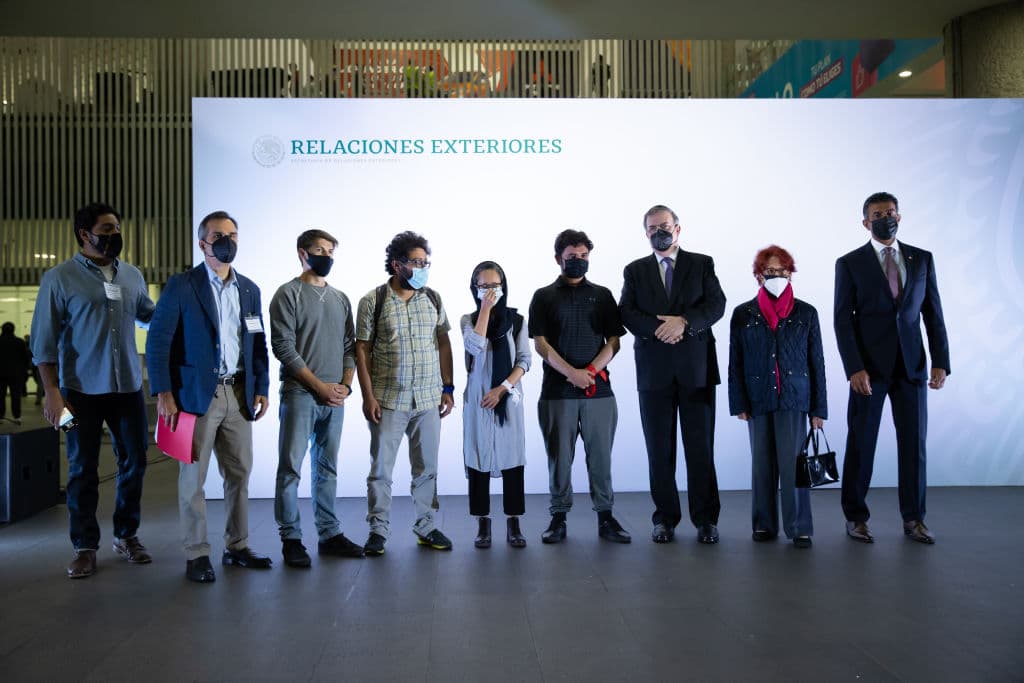 El diario neoyorquino, que suele tener una posición crítica con el gobierno del presidente Andrés Manuel López Obrador, agradeció el esfuerzo de la cancillería mexicana y la contrastó con la burocrática respuesta del Departamento de Estado de EEUU. En este grupo hay periodistas y otros
<a href="https://www.univision.com/noticias/mundo/medios-de-comunicacion-de-estados-unidos-reciben-ayuda-de-mexico-para-sacar-a-periodistas-de-afganistan">trabajadores locales del periodico estadounidense The New York Times.</a>