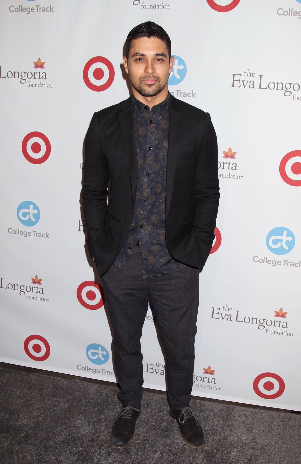 Wilmer Valderrama fue otro latino que no podía faltar en el evento de Eva.