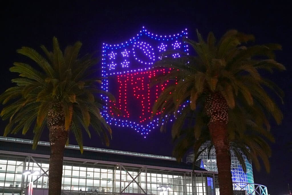 La exhibición debutó el viernes por la noche y continuó el sábado, fue puesta en escena desde la azotea del Centro de Convenciones de Los Ángeles y fue visible desde al menos una milla, de acuerdo con los organizadores.
<br>
