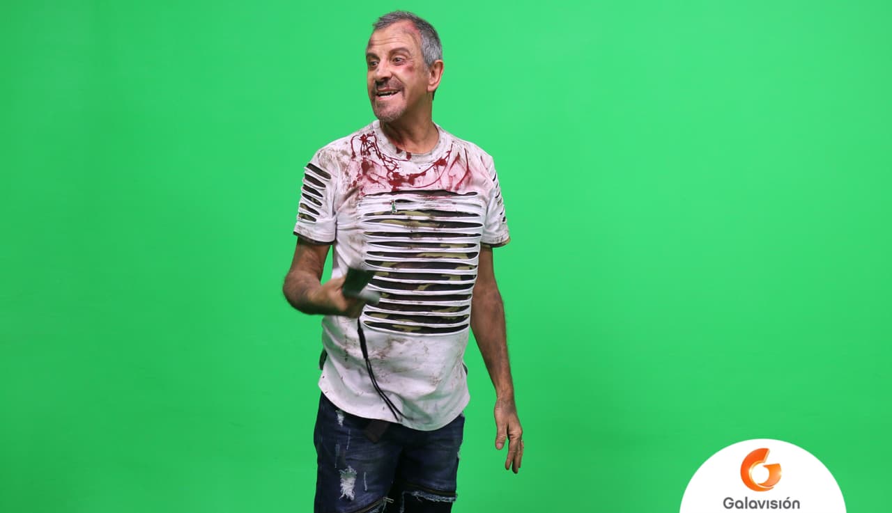 En un principio Yeisón lució una playera blanca con franjas rotas y manchas de sangre falsa.